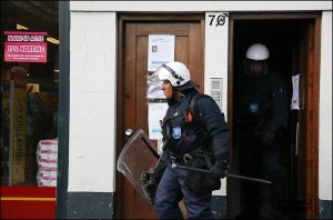 ME verlaat Linnaeusstraat 70 om gereedschap te gaan huren 