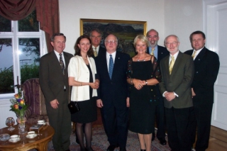 Siv Friðleifsdóttir og Valgerður Sverrisdóttir ásamt innstu koppum í búri Alcoa